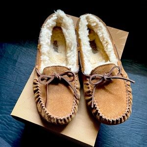 Ugg Women's Dakota Moccasin Size 5
- Chestnut Style Number 5296